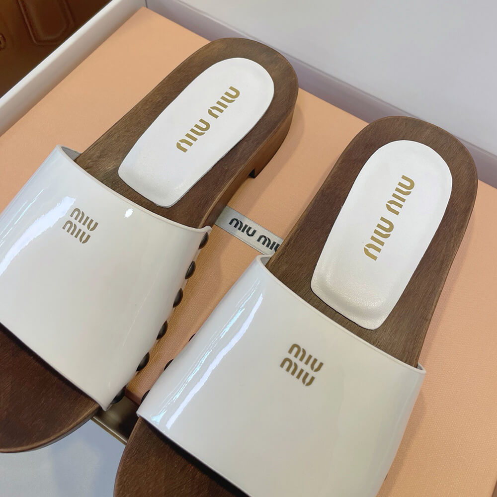 M1um1u Patent leather clogs