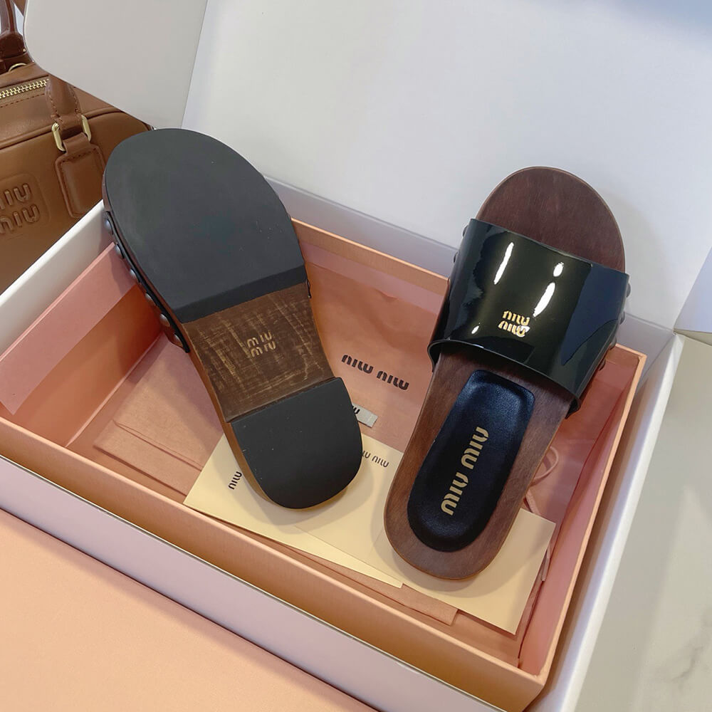 M1um1u Patent leather clogs