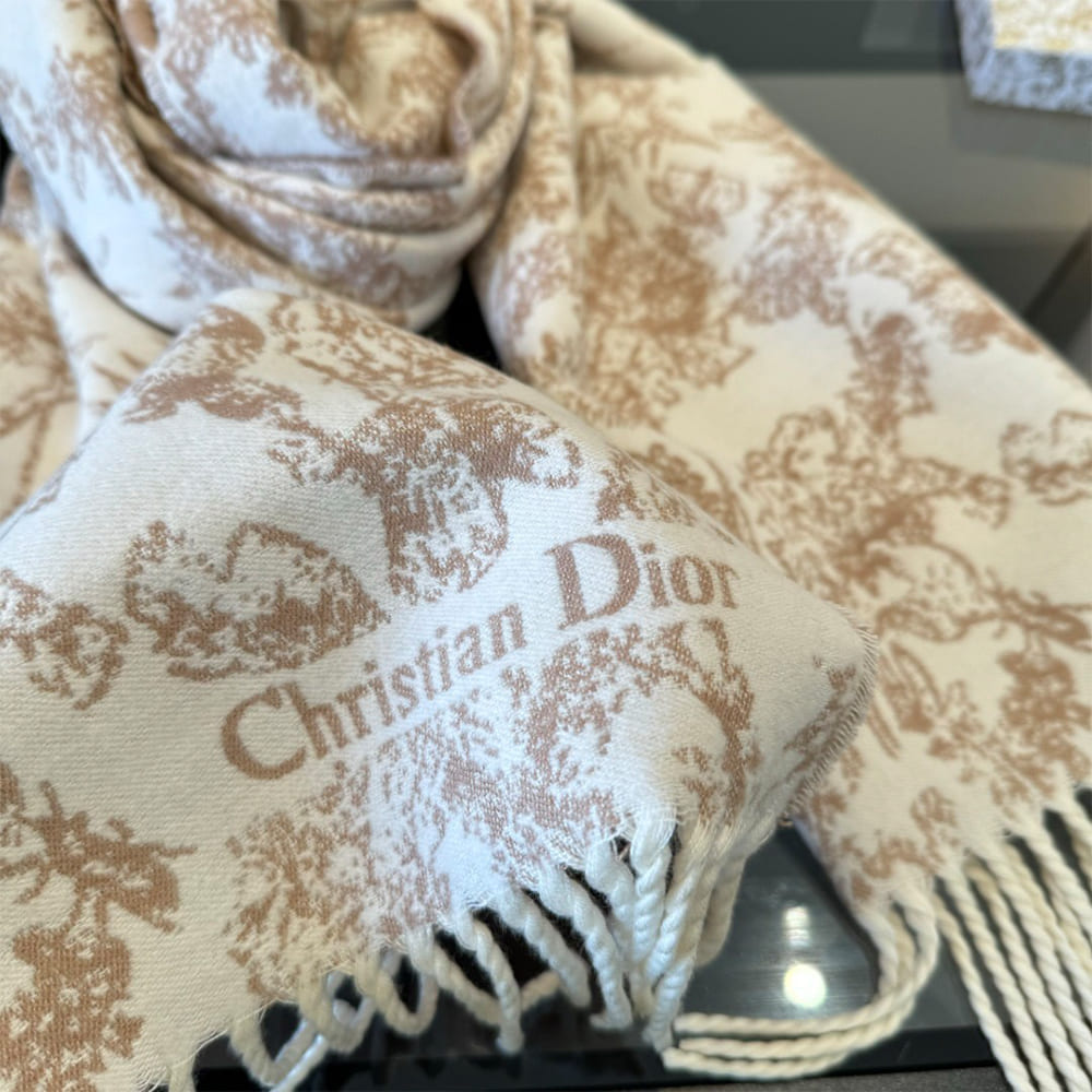 D10r Cashmere Knit Scarves