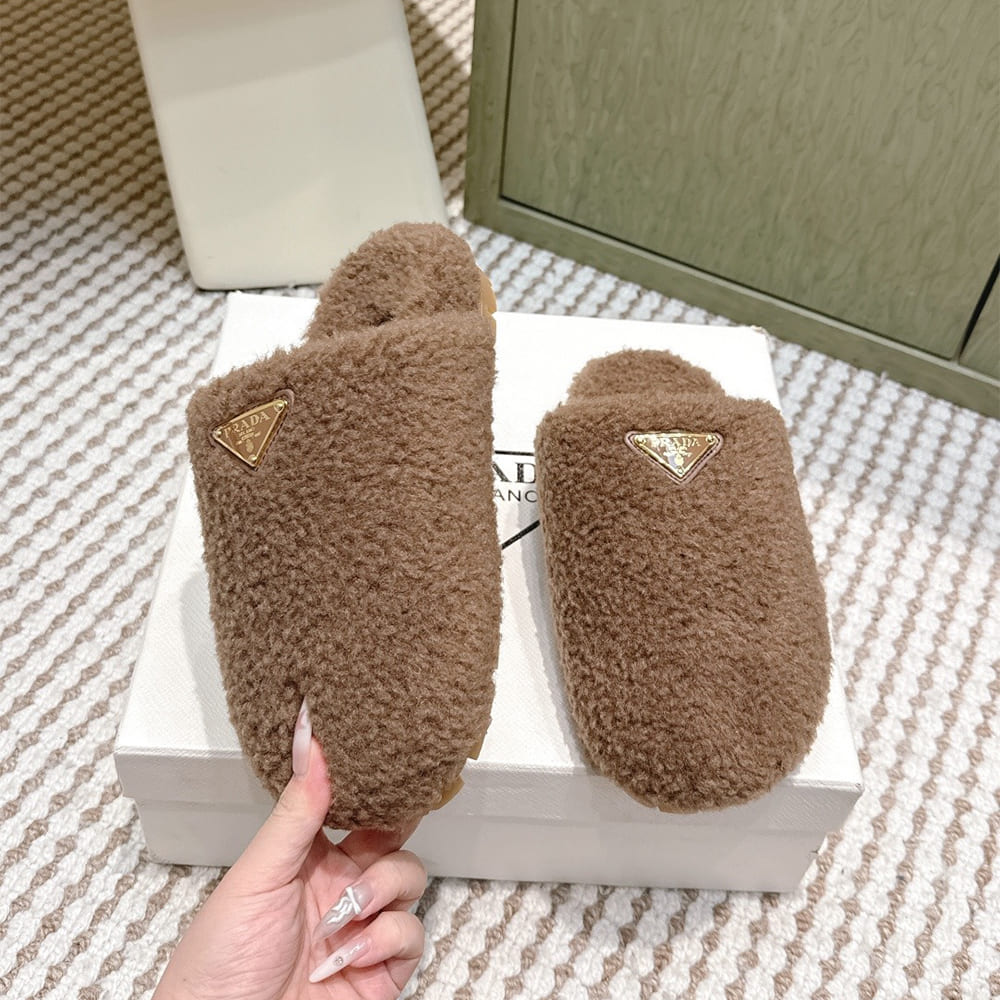 Pra*a Slippers