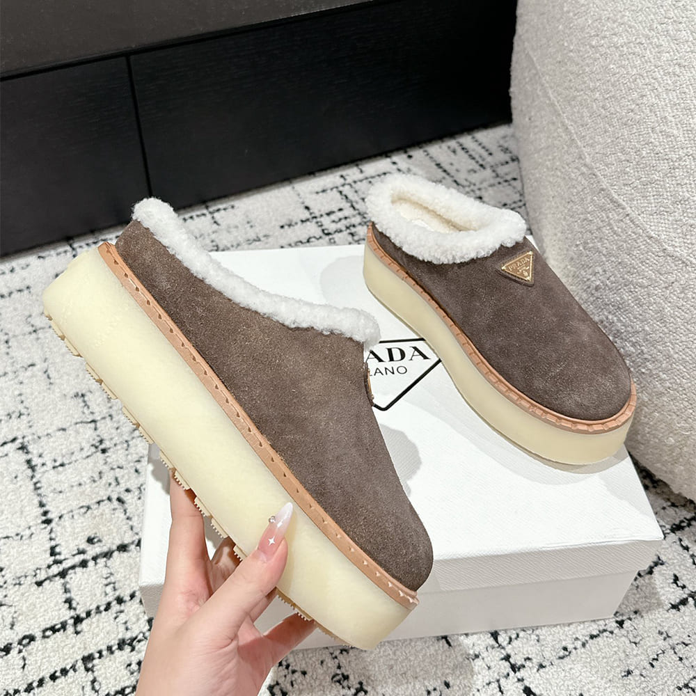Pra*a Suede slippers