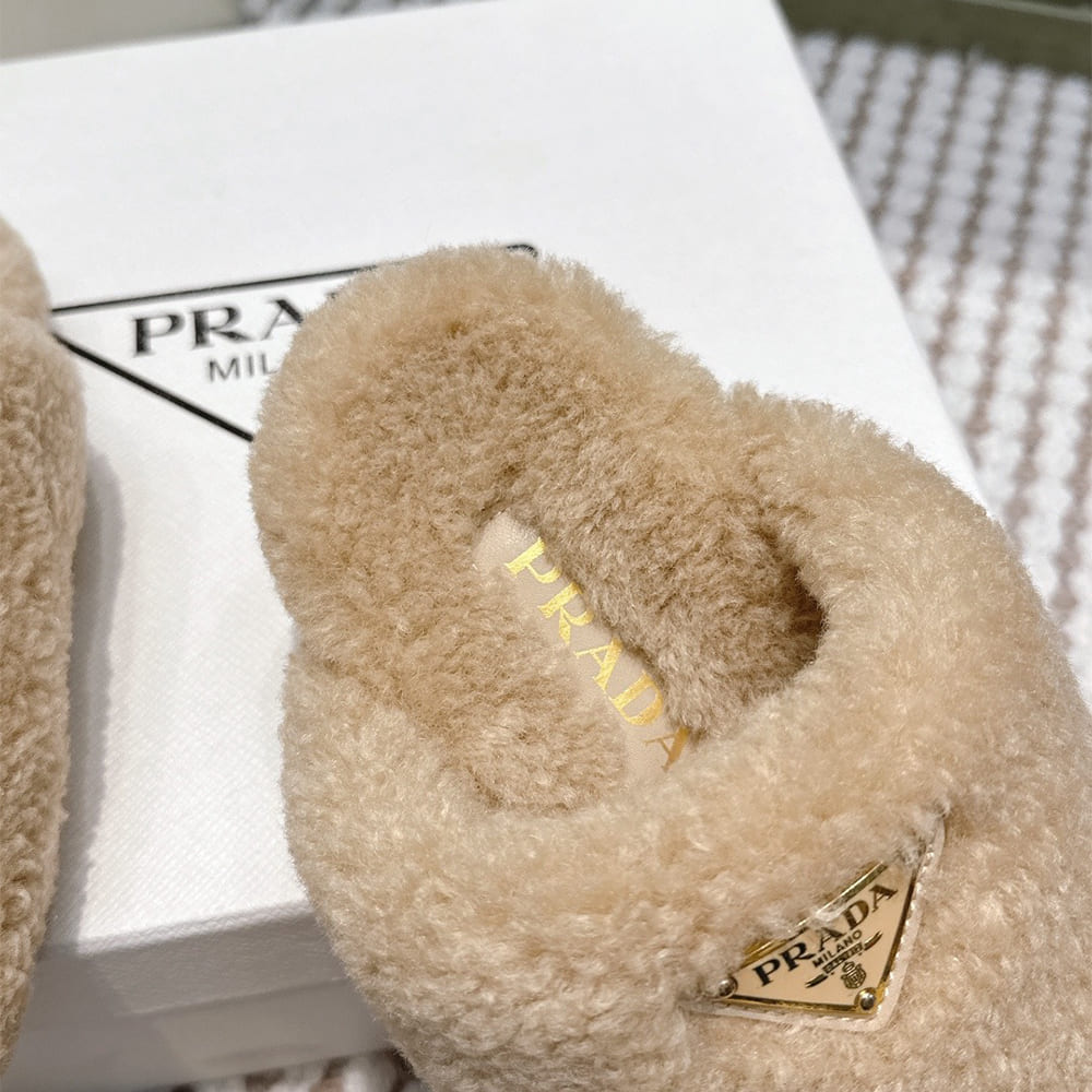 Pra*a Slippers