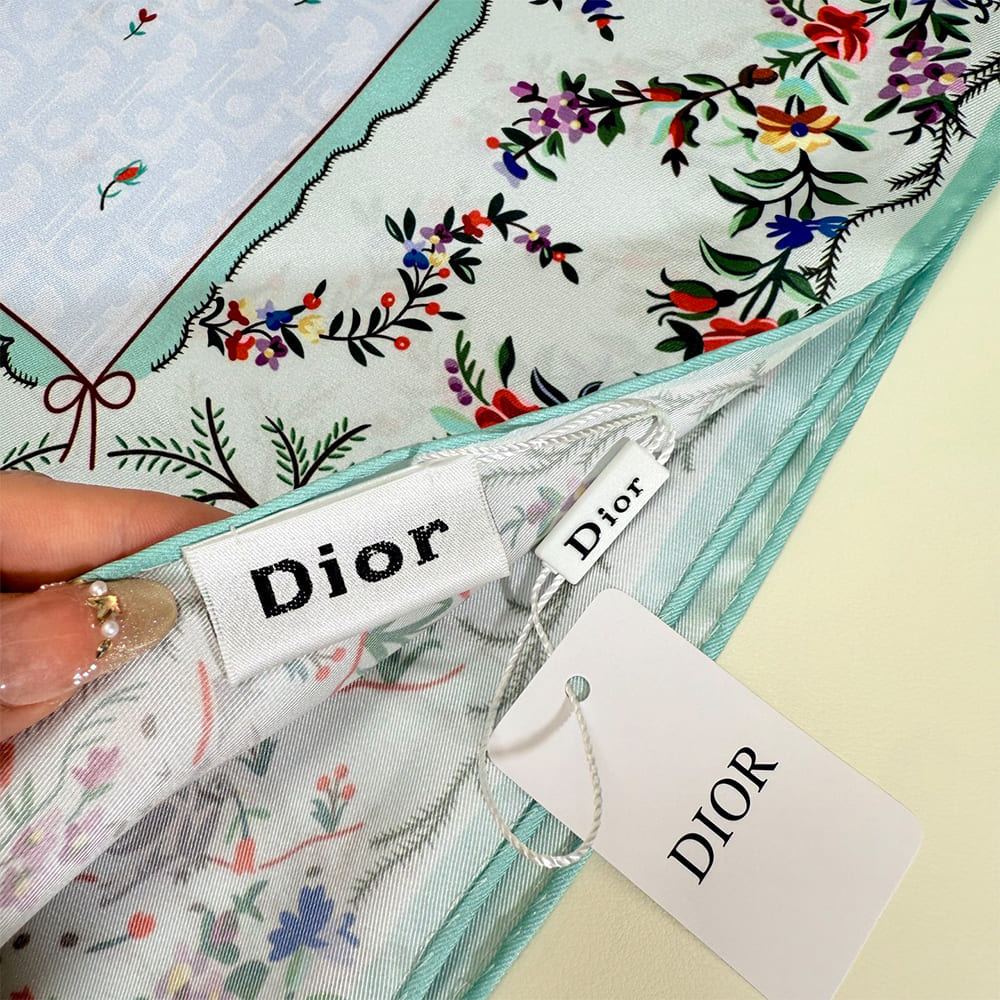 D10ramour Revolution Flowers 90 Square Scarf