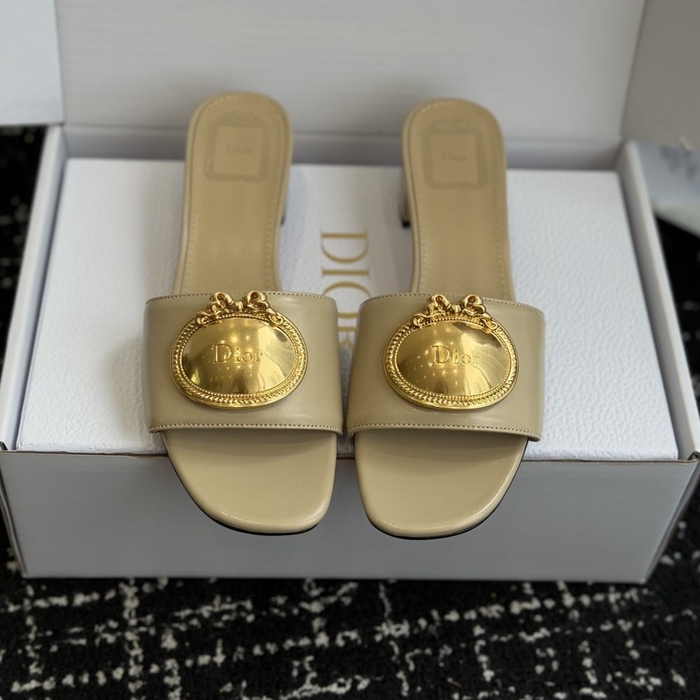 D10r Medaillon Buckle Heeled Slide (EU SIZE 35-42)