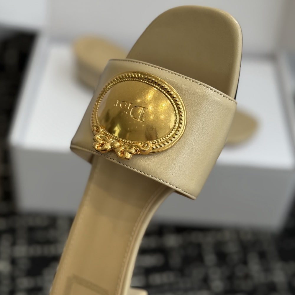 D10r Medaillon Buckle Heeled Slide (EU SIZE 35-42)