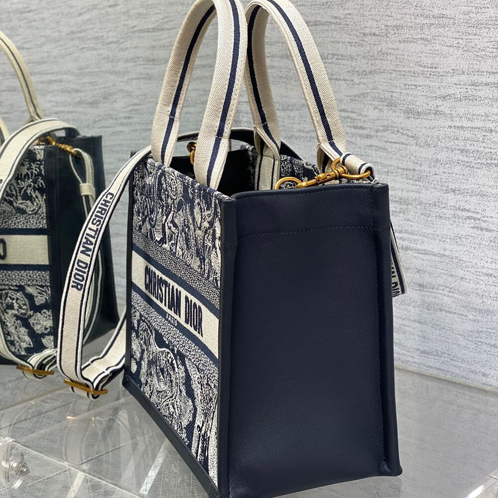 Small D10r Book Tote