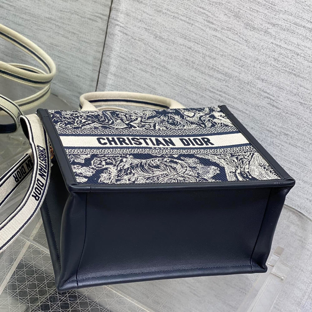 Small D10r Book Tote