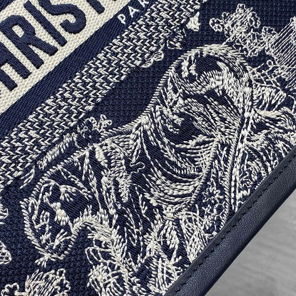 Small D10r Book Tote