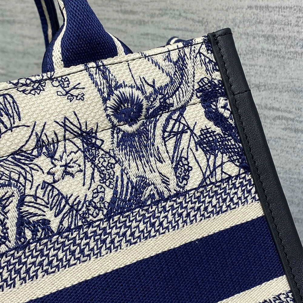 Small D10r Book Tote