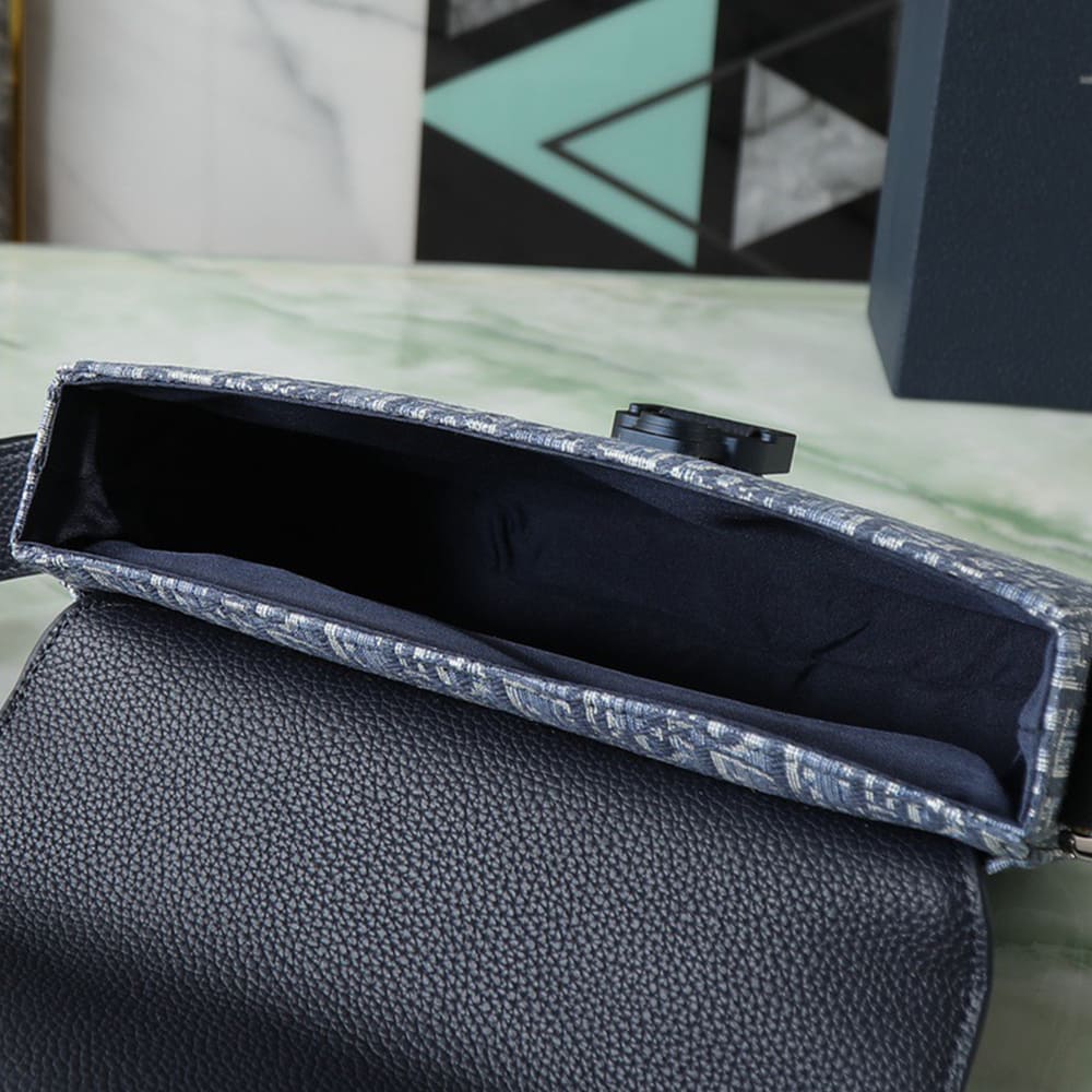 D10r Small Saddle Messenger Bag with Flap